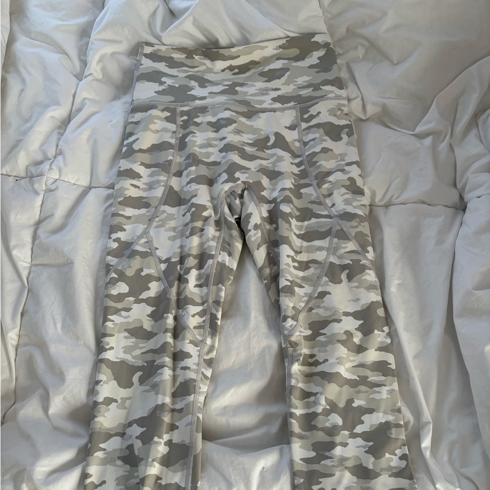 women’s medium aerie white camo leggings